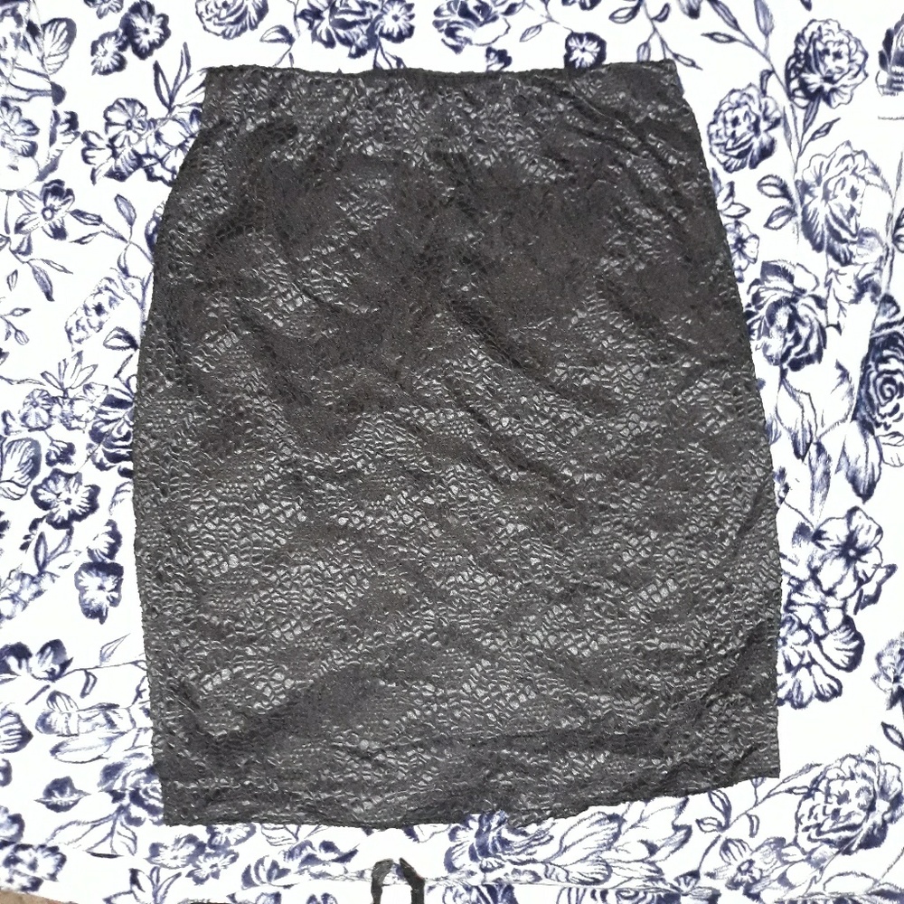 MOSSIMO Mesh overlay  pencil skirt size M